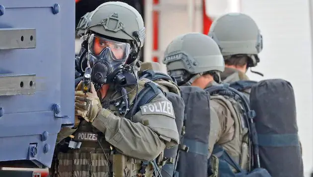 Хотел умереть: в Штирии мужчина в маске клоуна с пистолетом напал на полицейский участок